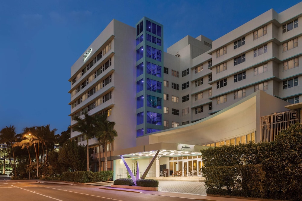 Radisson Resort Miami Beach — Hotel building in Miami, Florida