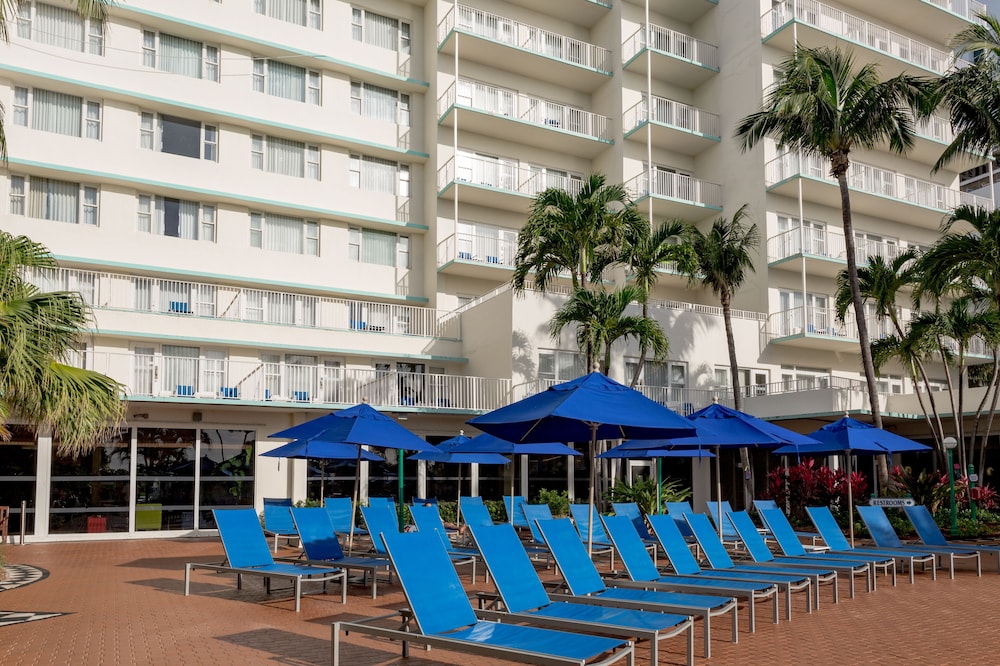 Radisson Resort Miami Beach — Hotel building in Miami, Florida