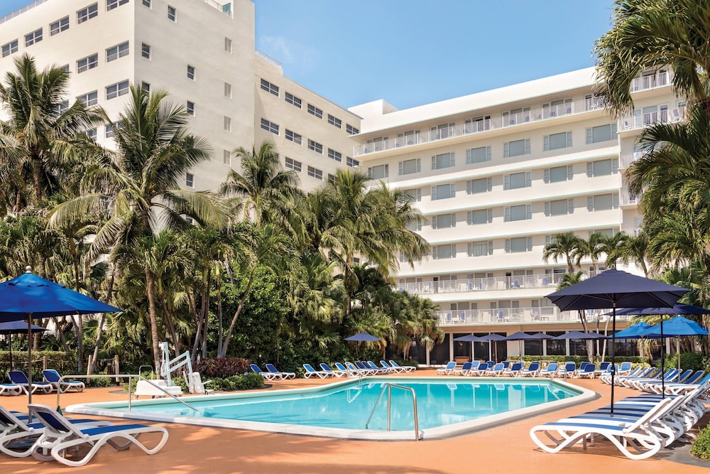 Radisson Resort Miami Beach — Swimming pool in Miami, Florida