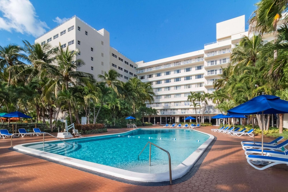 Radisson Resort Miami Beach — Hotel building in Miami, Florida