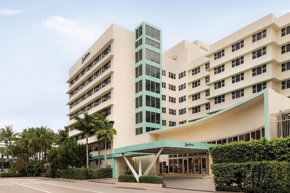 Radisson Resort Miami Beach — Hotel building in Miami, Florida