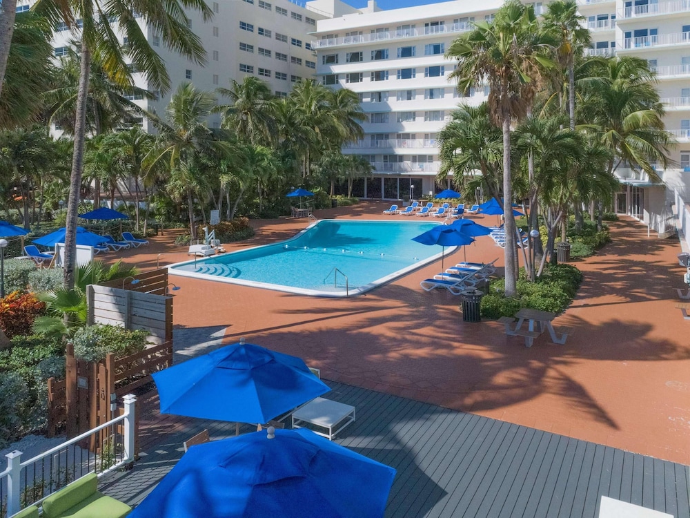 Radisson Resort Miami Beach — Swimming pool in Miami, Florida