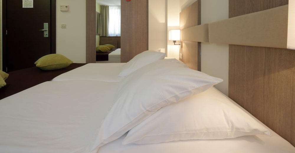 Hotel Park — Hotel rooms in Makarska, Split-Dalmatia
