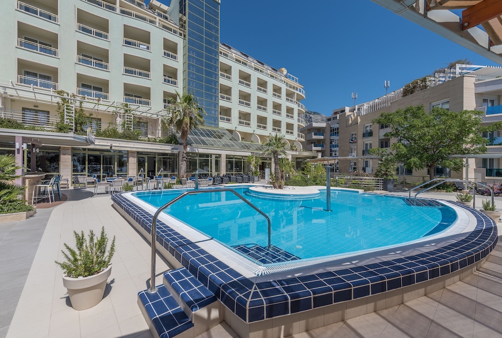 Hotel Park — Swimming pool in Makarska, Split-Dalmatia