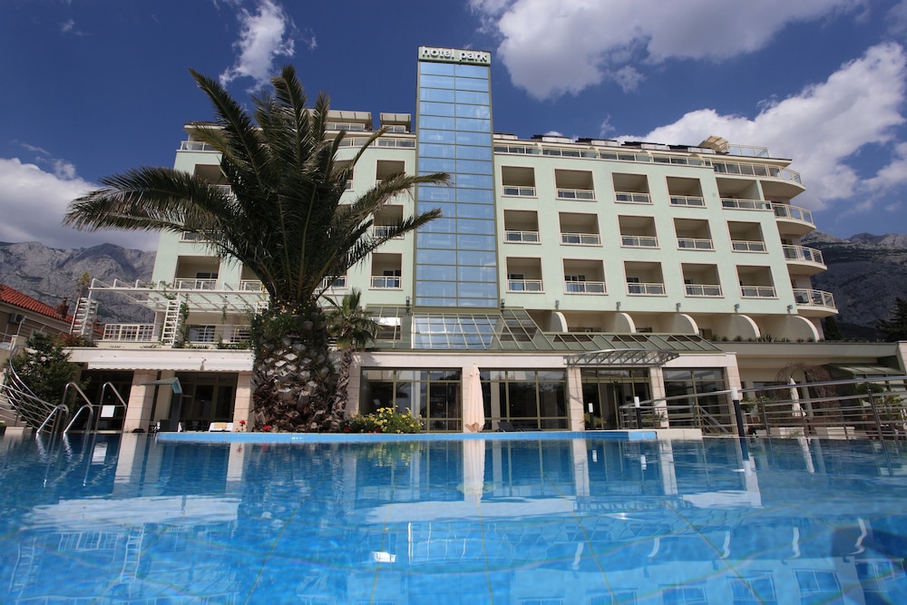 Hotel Park — Hotel building in Makarska, Split-Dalmatia