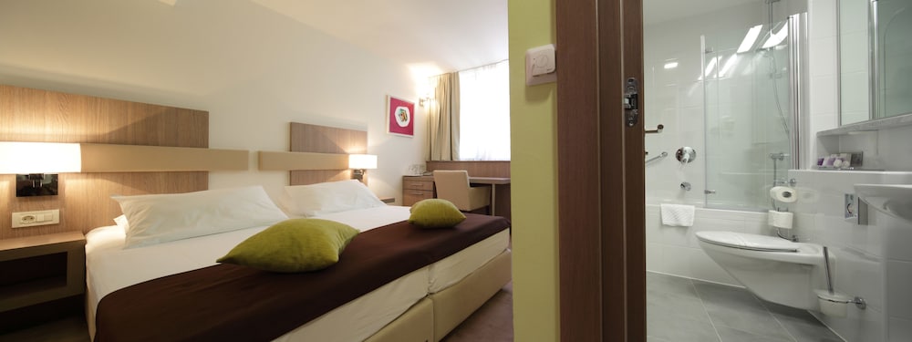 Hotel Park — Hotel rooms in Makarska, Split-Dalmatia