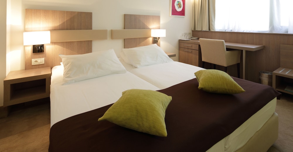 Hotel Park — Hotel rooms in Makarska, Split-Dalmatia