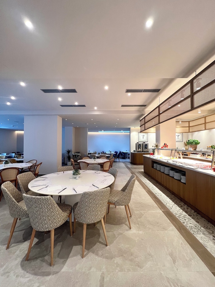 Hotel Park — Restaurant & bars in Makarska, Split-Dalmatia