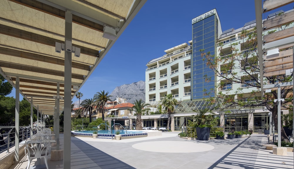 Hotel Park — Hotel building in Makarska, Split-Dalmatia