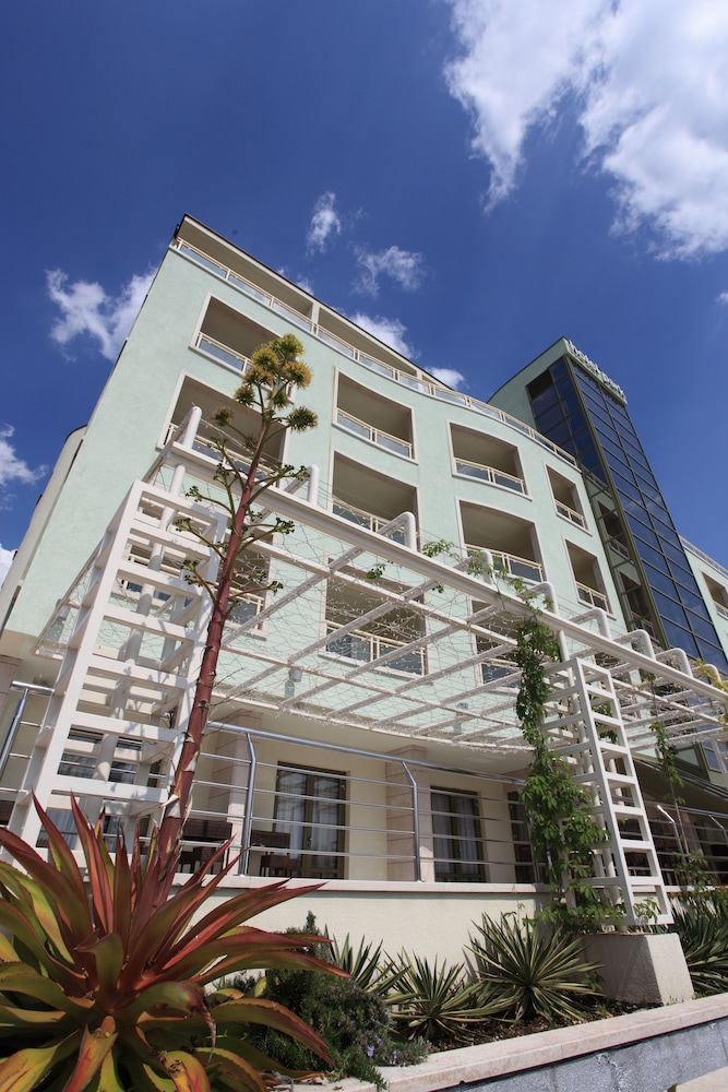 Hotel Park — Hotel building in Makarska, Split-Dalmatia