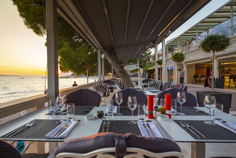 Hotel Park — Restaurant & bars in Makarska, Split-Dalmatia