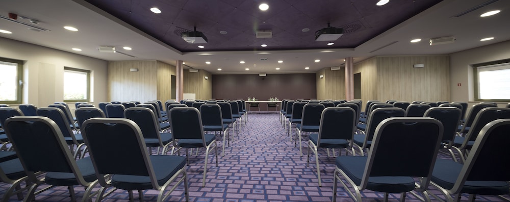 Hotel Park — Hotel building in Makarska, Split-Dalmatia