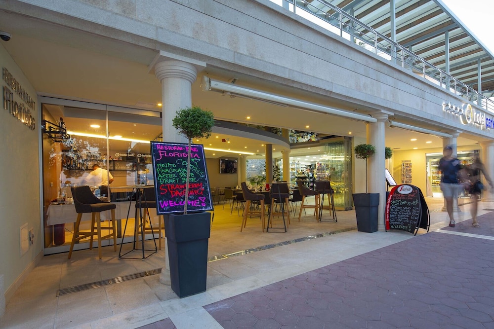 Hotel Park — Restaurant & bars in Makarska, Split-Dalmatia