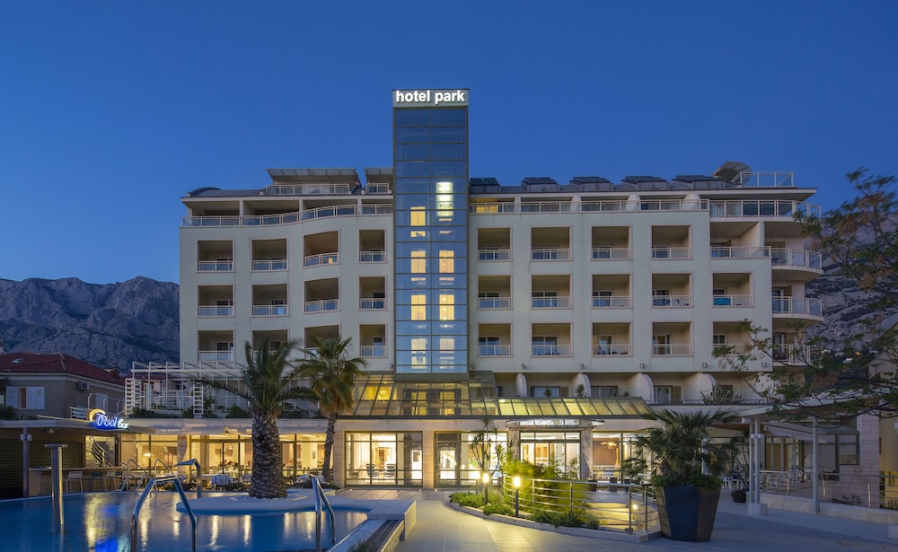 Hotel Park — Hotel building in Makarska, Split-Dalmatia