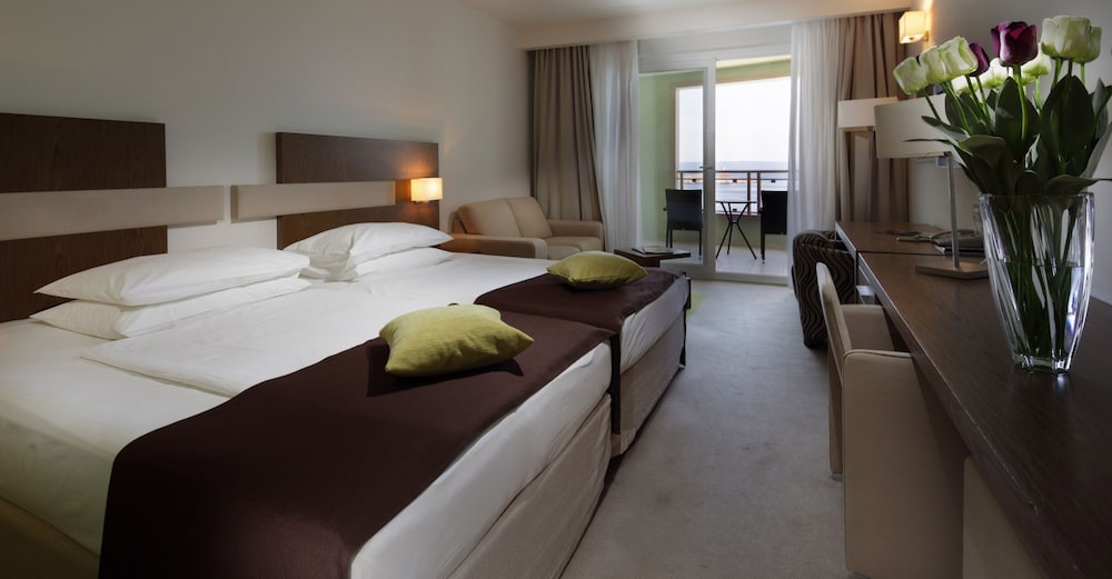 Hotel Park — Hotel rooms in Makarska, Split-Dalmatia