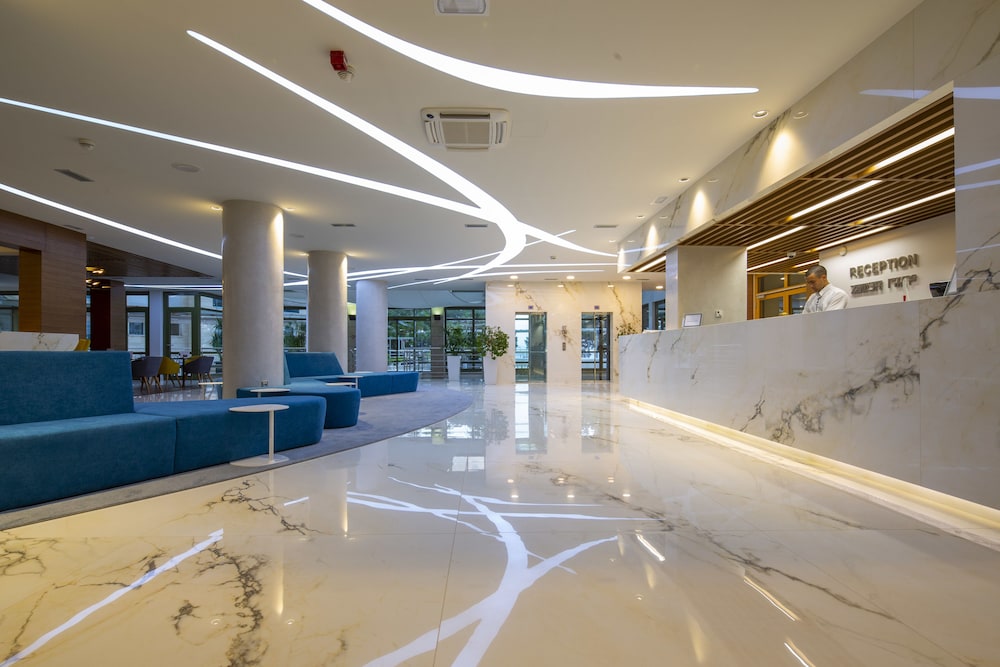 Hotel Park — Hotel building in Makarska, Split-Dalmatia