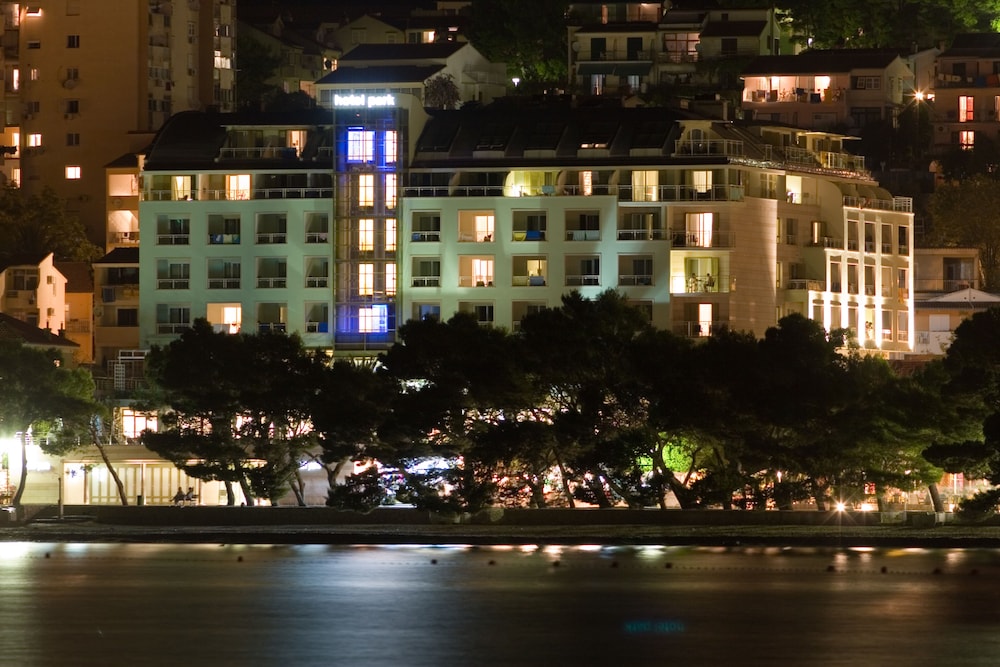 Hotel Park — Hotel building in Makarska, Split-Dalmatia