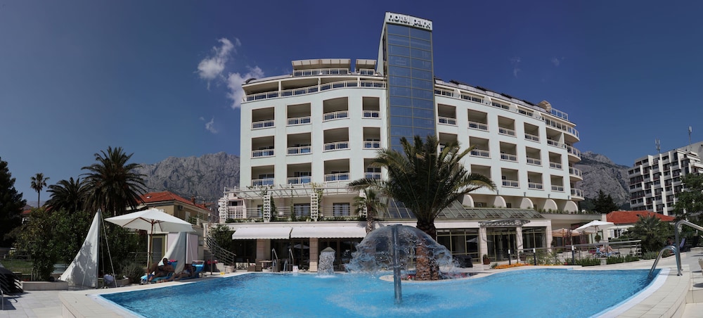 Hotel Park — Hotel building in Makarska, Split-Dalmatia