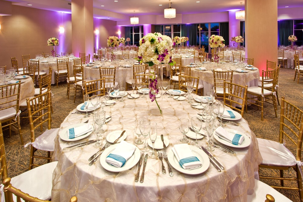 Holiday Inn Miami Beach - Oceanfront by IHG — Restaurant & bars in Miami, Florida