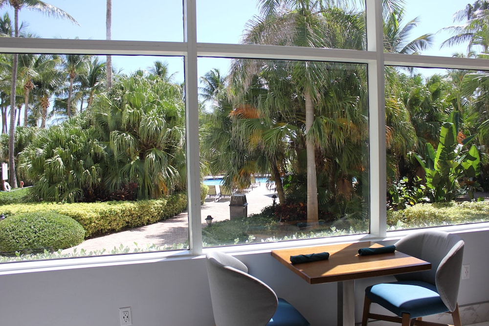 Holiday Inn Miami Beach - Oceanfront by IHG — Restaurant & bars in Miami, Florida