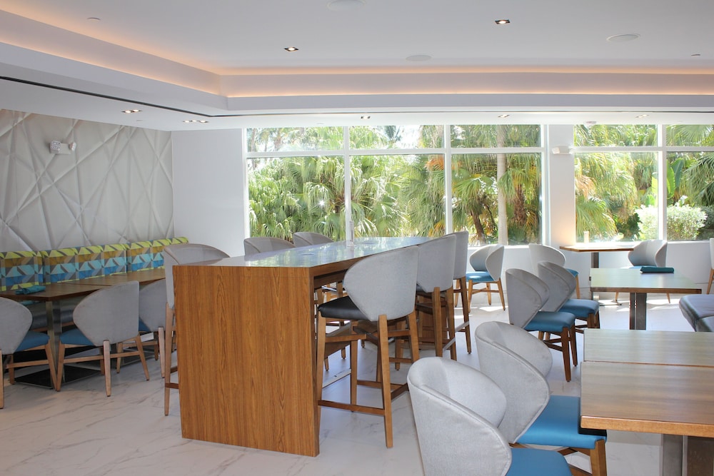 Holiday Inn Miami Beach - Oceanfront by IHG — Restaurant & bars in Miami, Florida