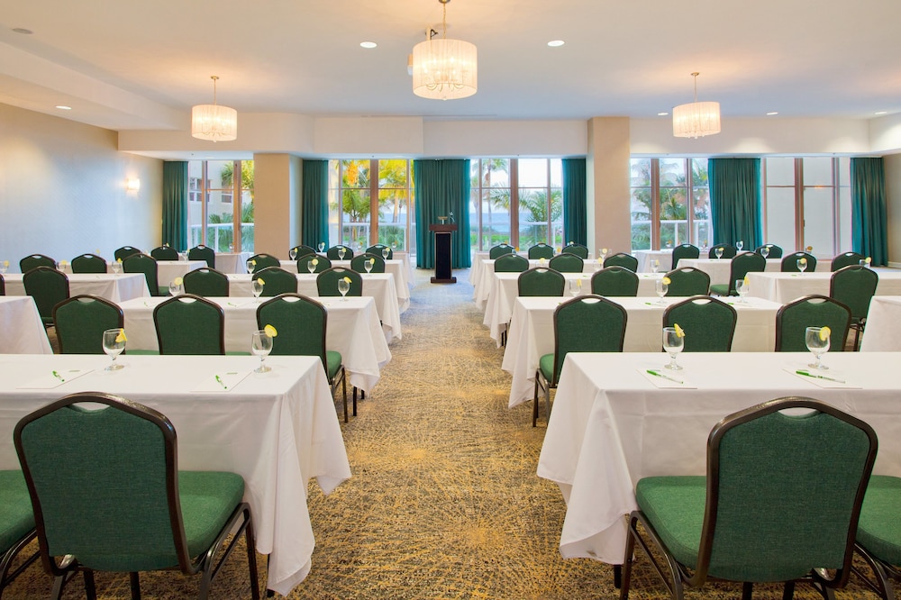 Holiday Inn Miami Beach - Oceanfront by IHG — Hotel building in Miami, Florida