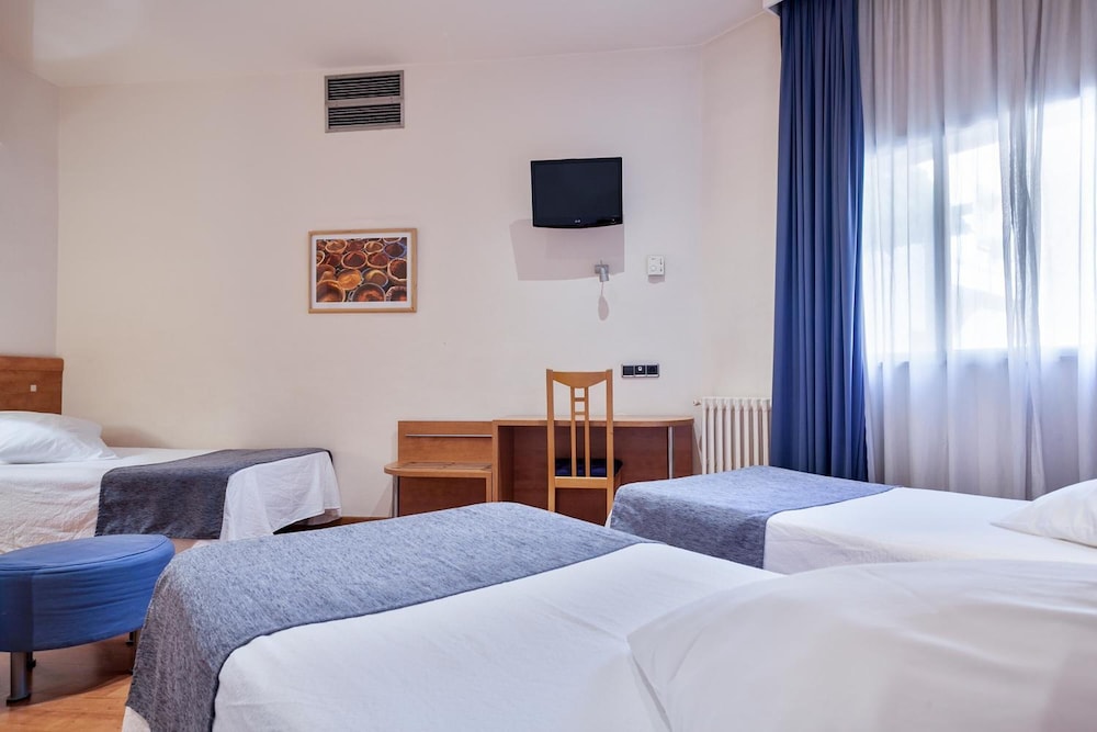 Hotel Acta Antibes — Hotel rooms in Barcelona, Catalonia