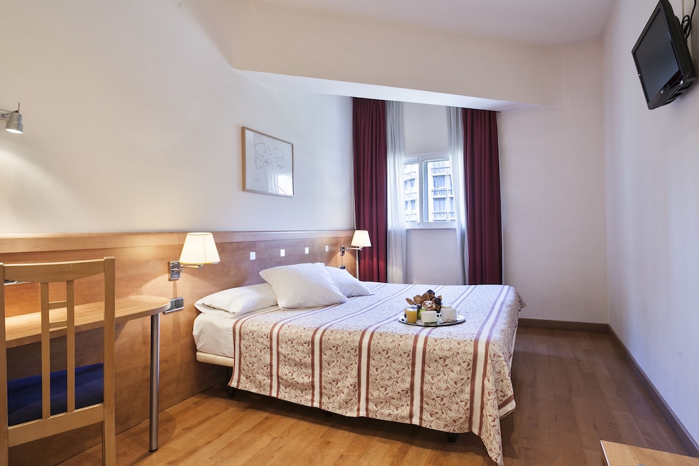 Hotel Acta Antibes — Hotel rooms in Barcelona, Catalonia