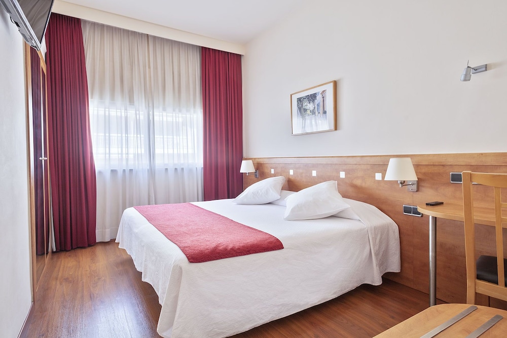 Hotel Acta Antibes — Hotel rooms in Barcelona, Catalonia