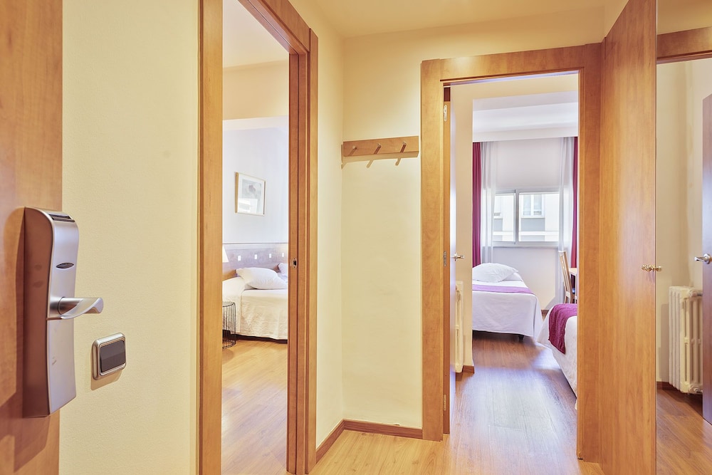 Hotel Acta Antibes — Hotel rooms in Barcelona, Catalonia