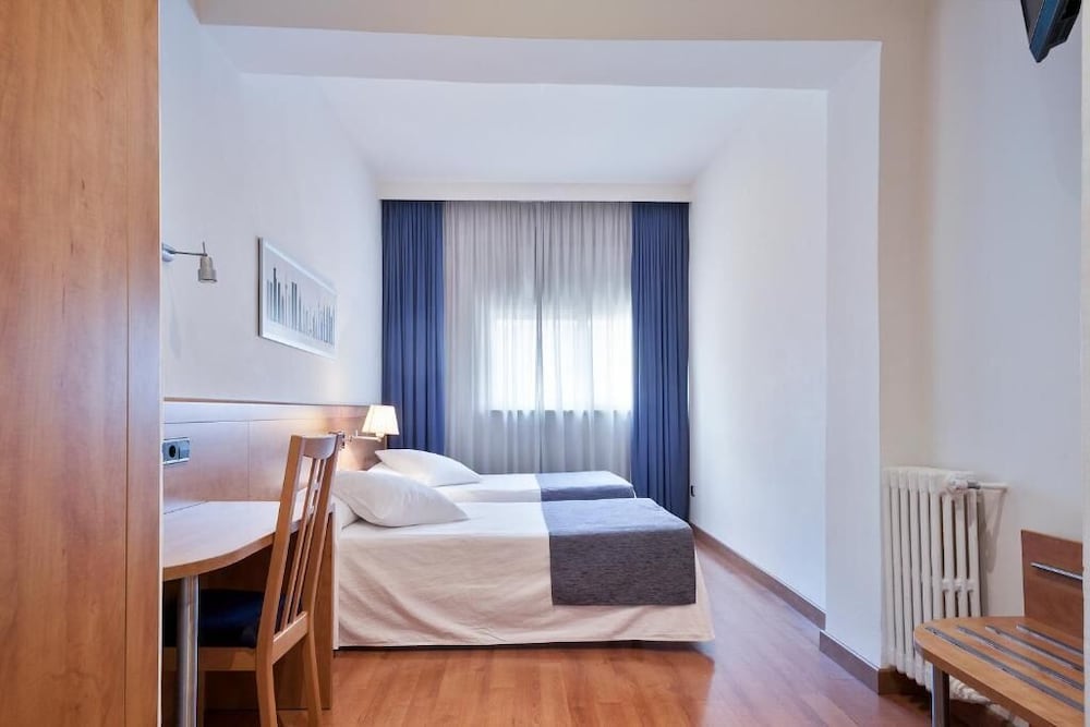 Hotel Acta Antibes — Hotel rooms in Barcelona, Catalonia