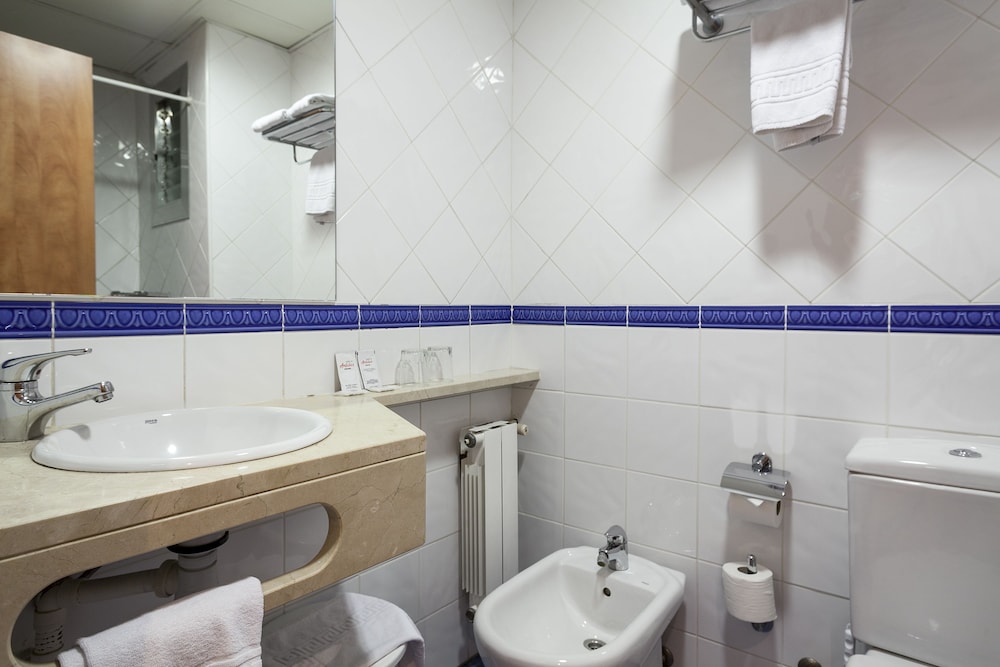 Hotel Acta Antibes — Hotel rooms in Barcelona, Catalonia