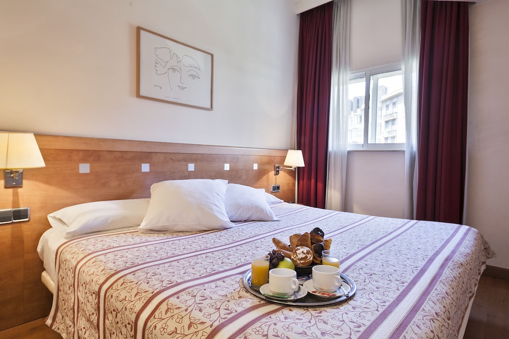 Hotel Acta Antibes — Hotel rooms in Barcelona, Catalonia