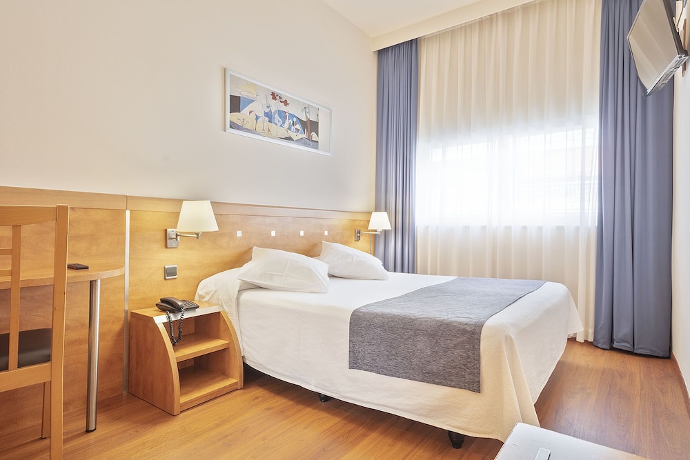 Hotel Acta Antibes — Hotel rooms in Barcelona, Catalonia