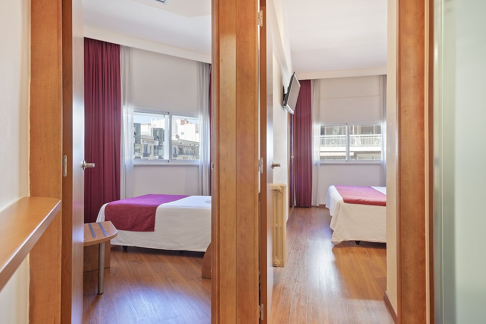 Hotel Acta Antibes — Hotel rooms in Barcelona, Catalonia