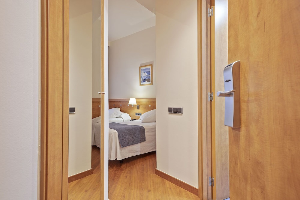 Hotel Acta Antibes — Hotel rooms in Barcelona, Catalonia