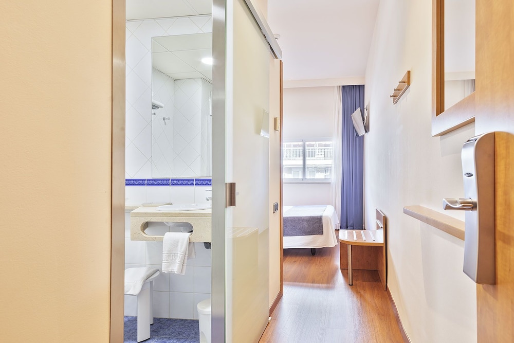 Hotel Acta Antibes — Hotel rooms in Barcelona, Catalonia