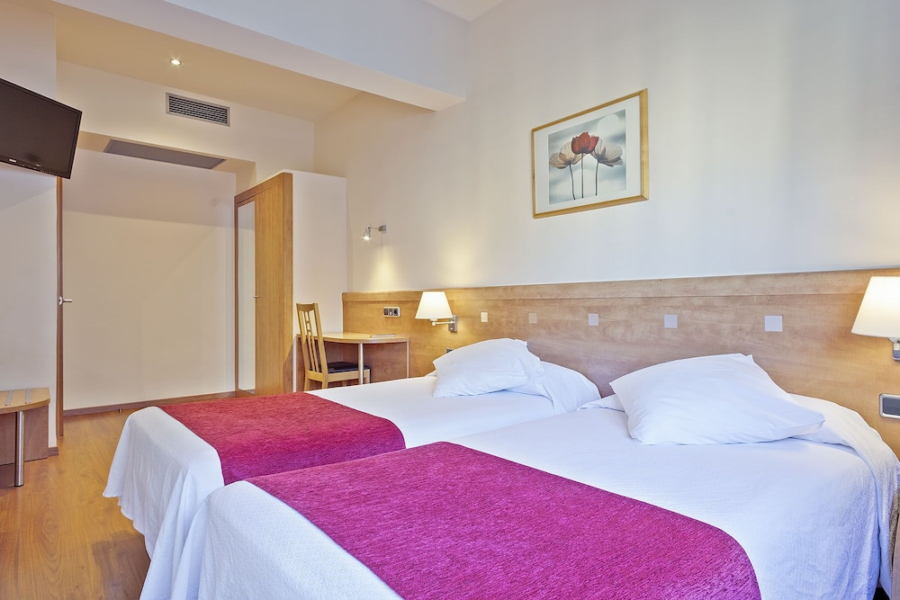Hotel Acta Antibes — Hotel rooms in Barcelona, Catalonia