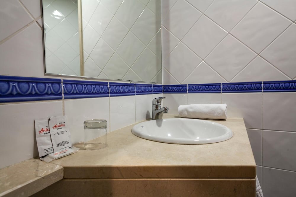 Hotel Acta Antibes — Hotel rooms in Barcelona, Catalonia