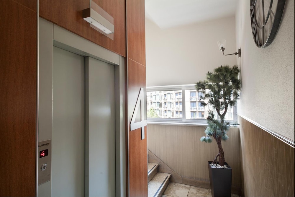 Hotel Acta Antibes — Hotel building in Barcelona, Catalonia