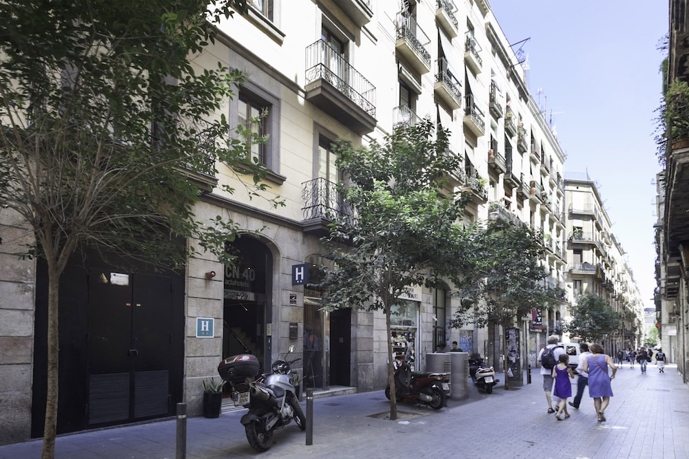 Hotel Acta BCN 40 — Hotel building in Barcelona, Catalonia