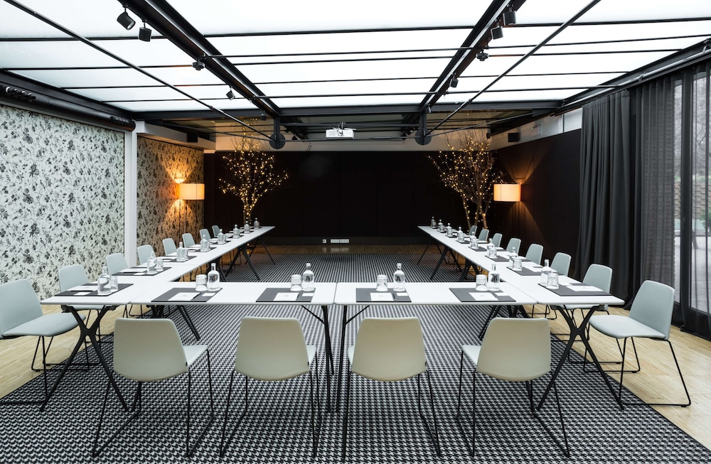 Alexandra Barcelona Hotel, Curio Collection by Hilton — Hotel building in Barcelona, Catalonia