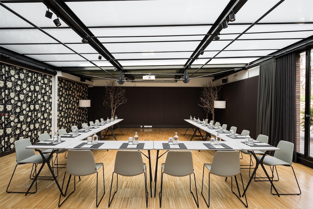 Alexandra Barcelona Hotel, Curio Collection by Hilton — Hotel building in Barcelona, Catalonia