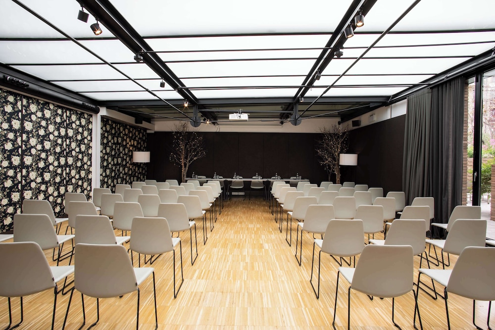 Alexandra Barcelona Hotel, Curio Collection by Hilton — Hotel building in Barcelona, Catalonia
