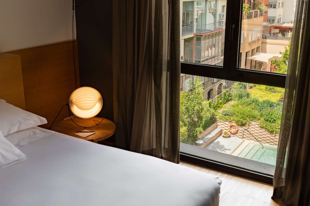 Alexandra Barcelona Hotel, Curio Collection by Hilton — Hotel rooms in Barcelona, Catalonia