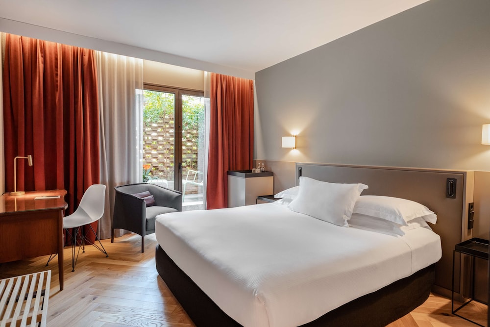 Alexandra Barcelona Hotel, Curio Collection by Hilton — Hotel rooms in Barcelona, Catalonia