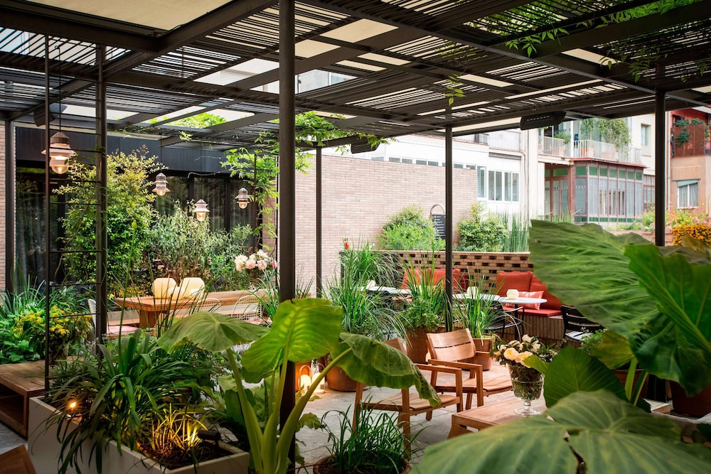 Alexandra Barcelona Hotel, Curio Collection by Hilton — Hotel building in Barcelona, Catalonia