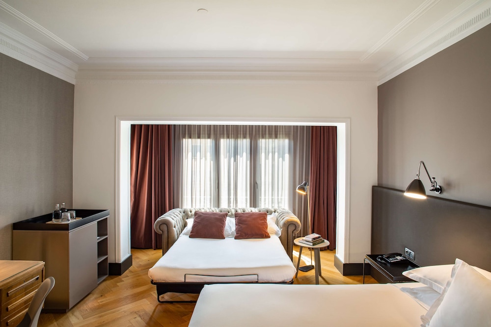 Alexandra Barcelona Hotel, Curio Collection by Hilton — Hotel rooms in Barcelona, Catalonia