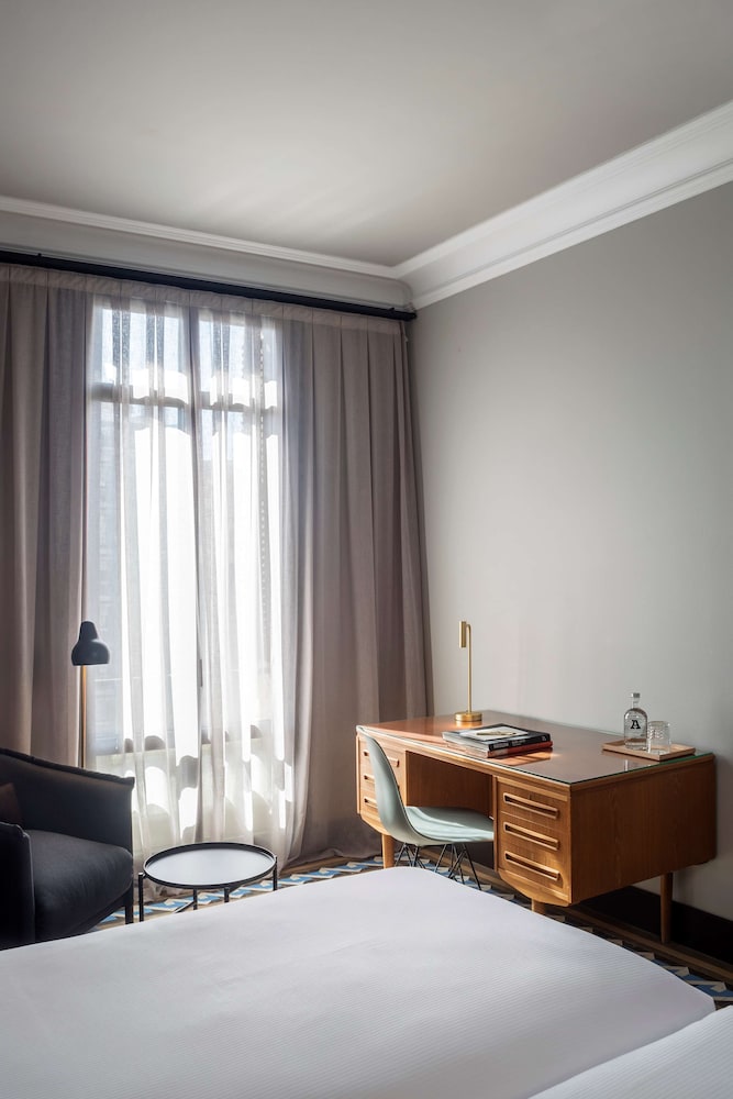Alexandra Barcelona Hotel, Curio Collection by Hilton — Hotel rooms in Barcelona, Catalonia