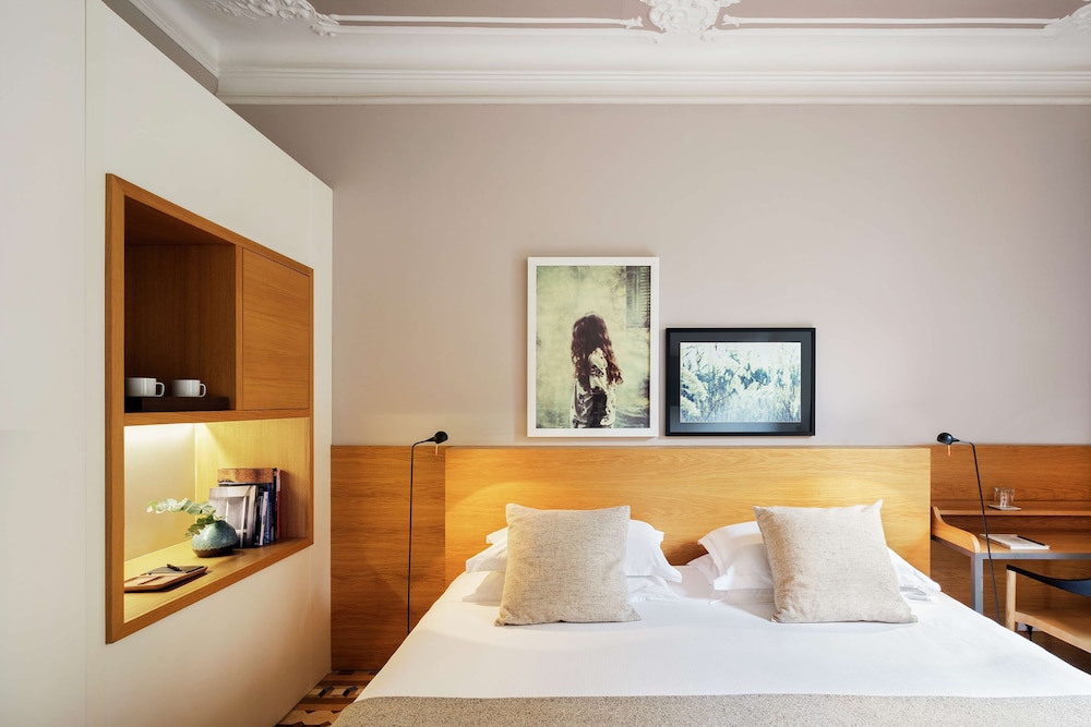 Alexandra Barcelona Hotel, Curio Collection by Hilton — Hotel rooms in Barcelona, Catalonia